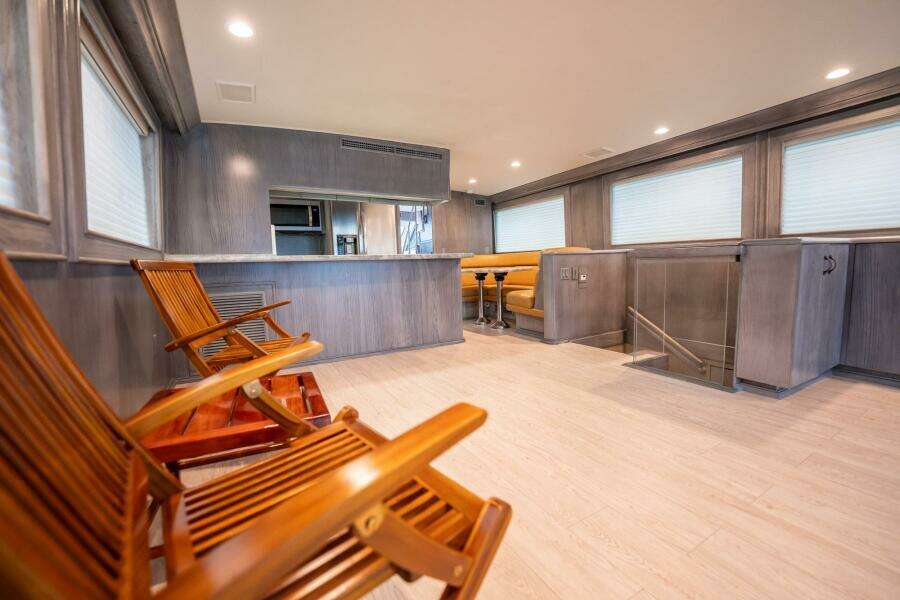 1998 Hatteras 74 Cockpit Motoryacht