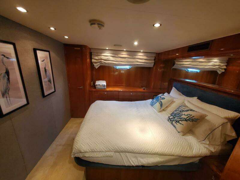 2000 Hatteras 75 Sport Deck