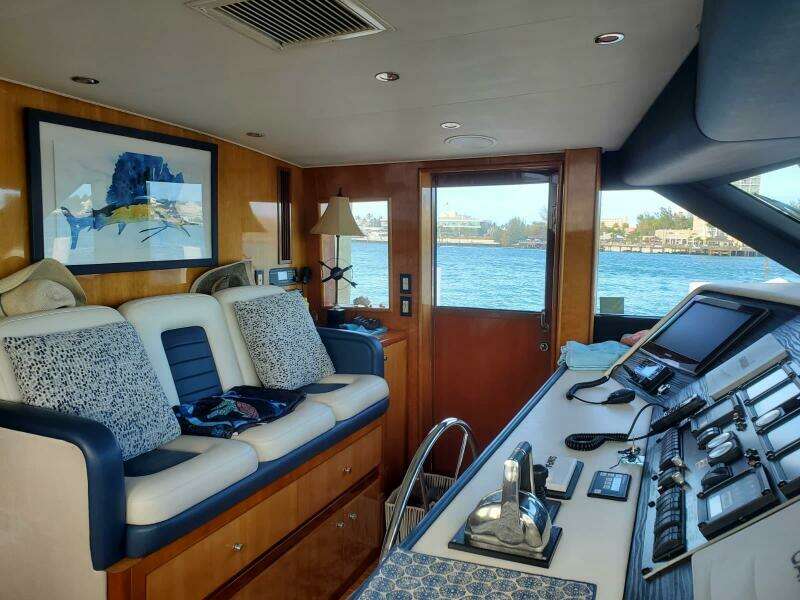 2000 Hatteras 75 Sport Deck