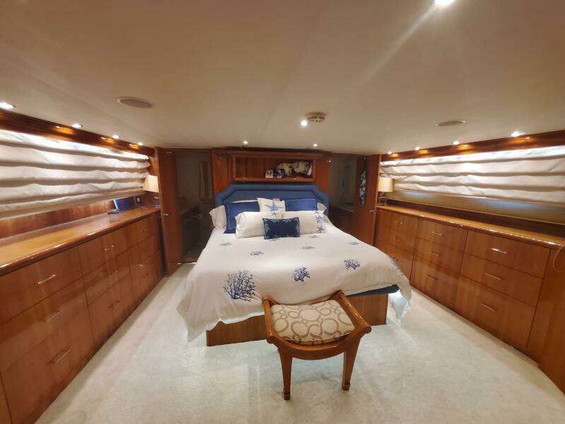 2000 Hatteras 75 Sport Deck