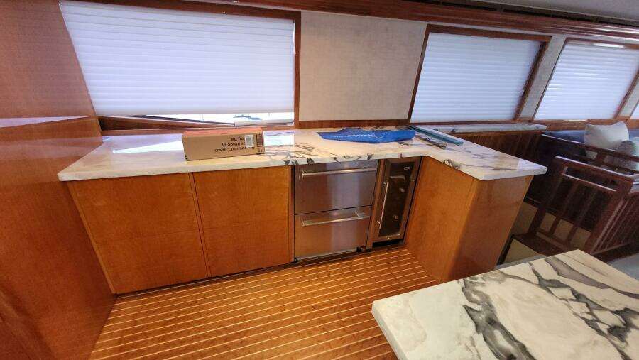 2000 Hatteras 75 Sport Deck