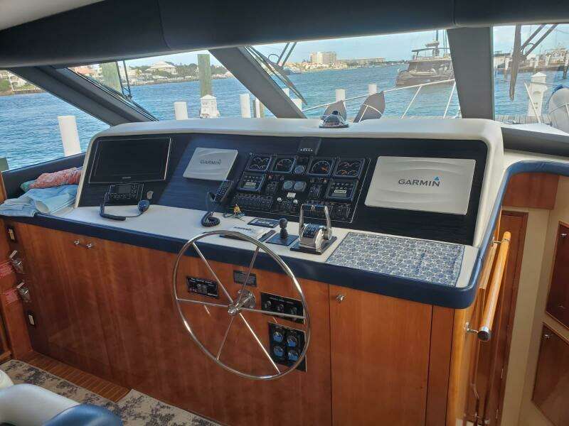 2000 Hatteras 75 Sport Deck