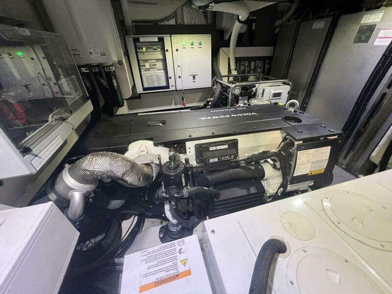 2023 Absolute 48 Navetta