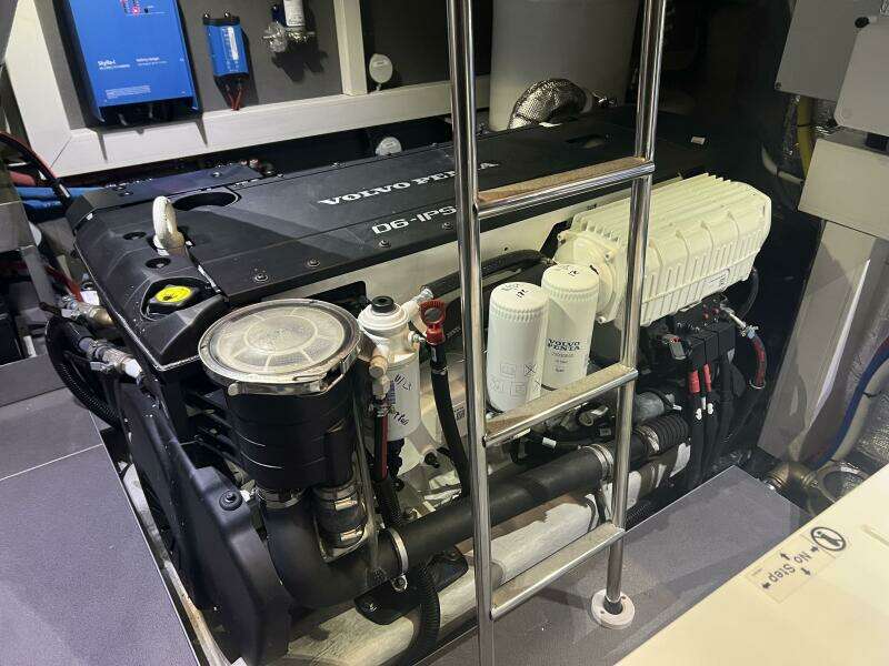 2023 Absolute 48 Navetta