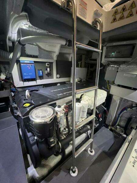 2023 Absolute 48 Navetta