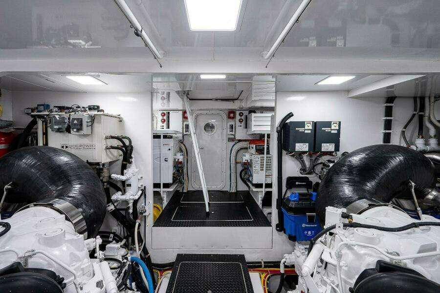 Viking 75 MIRAGE -  Engine Room