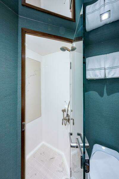 Viking 75 MIRAGE - Port Guest Head