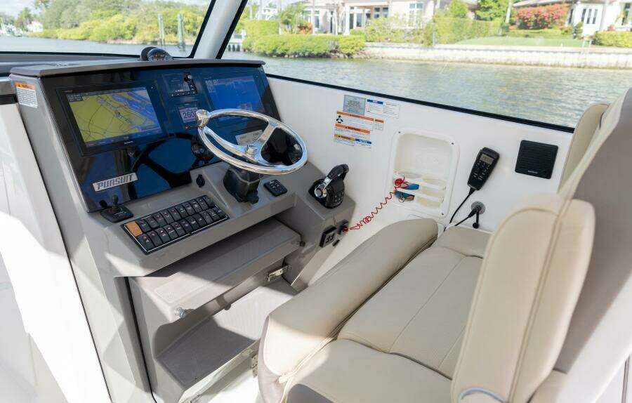 Pursuit 24 JOYSEA -  Helm Station