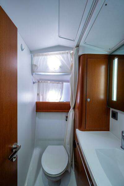 Beneteau 44 Stellar Seascape  - Guest Head, Sink and Head