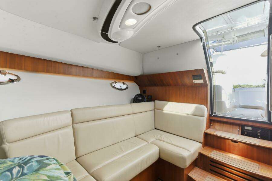 Tiara 31 Serenity- Cabin Seating