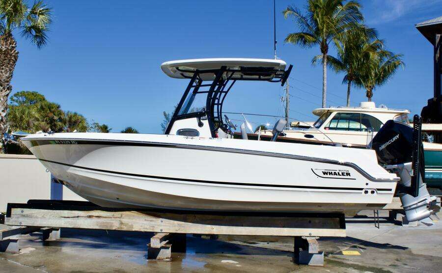 2022 Boston Whaler 230 Outrage