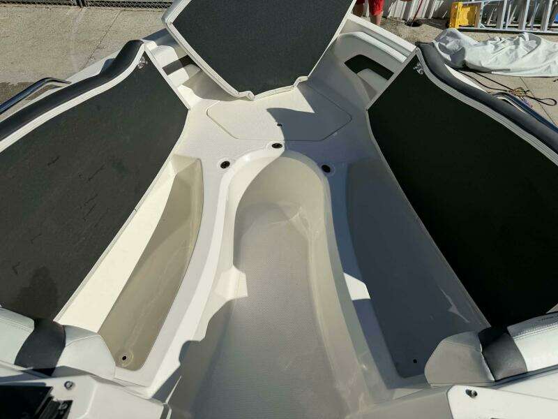 2015 Larson LX 225S IO