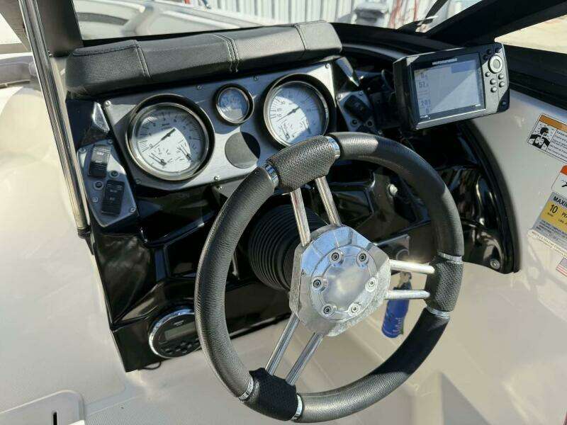 2015 Larson LX 225S IO