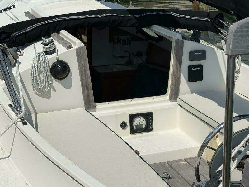 Horizon Cat Companionway