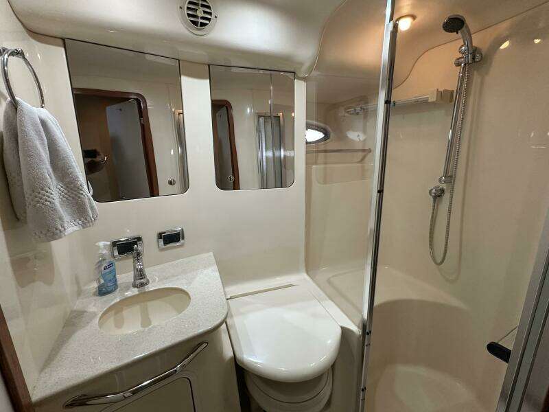 Sea Ray 48 LIFE IS GOOD TODAY - VIP Stateroom Guest/Day Head