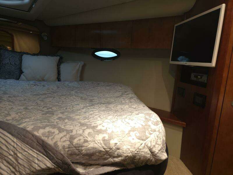 2008 Cruisers Yachts 