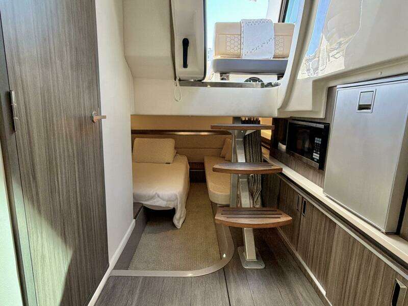 Sea Ray 32 - Stateroom