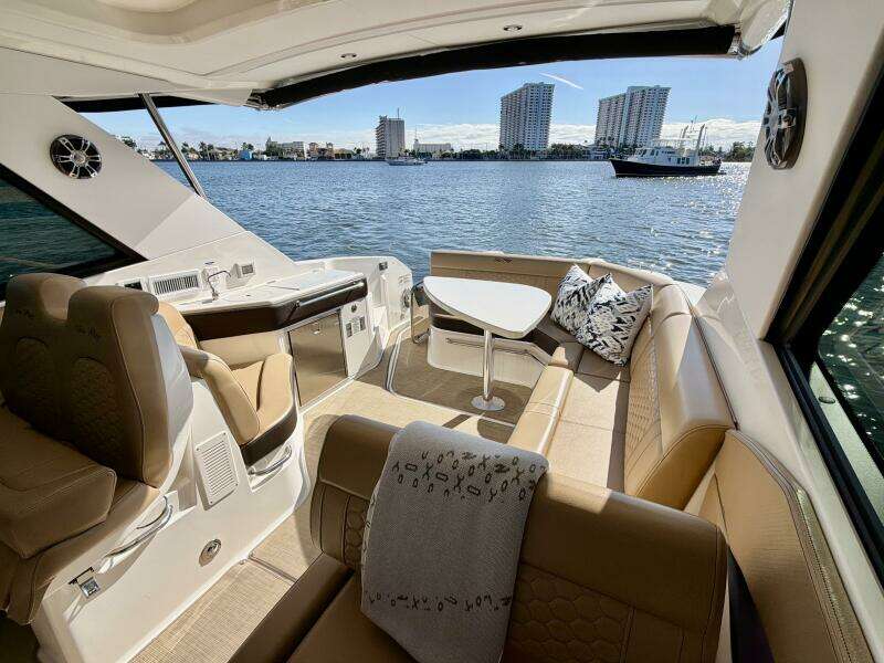 Sea Ray 32 - Cockpit