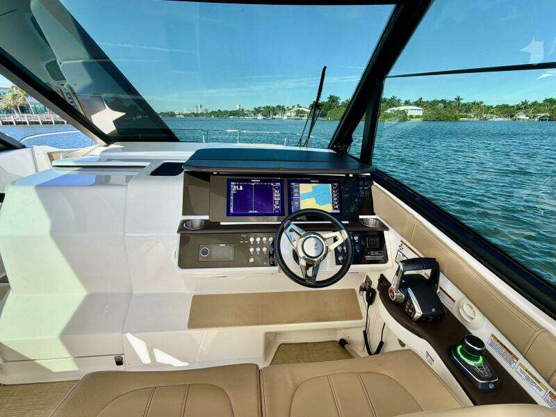 Sea Ray 32 - Helm