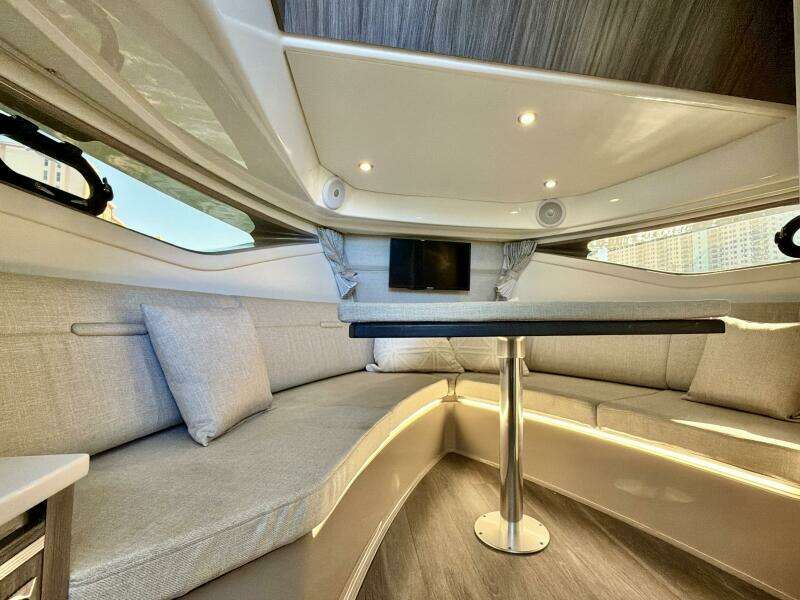 Sea Ray 32 - Salon