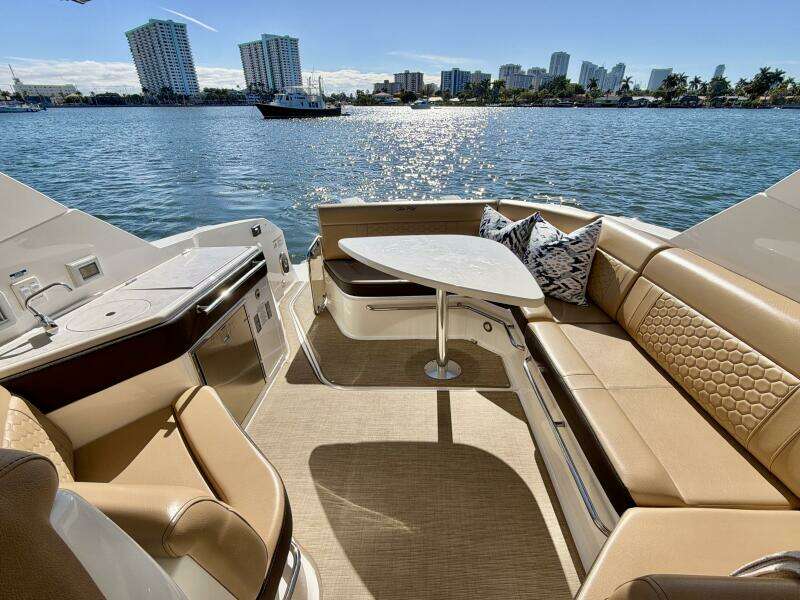 Sea Ray 32 - Cockpit