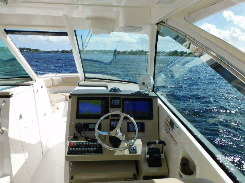 2016 Pursuit 325 Dual Console