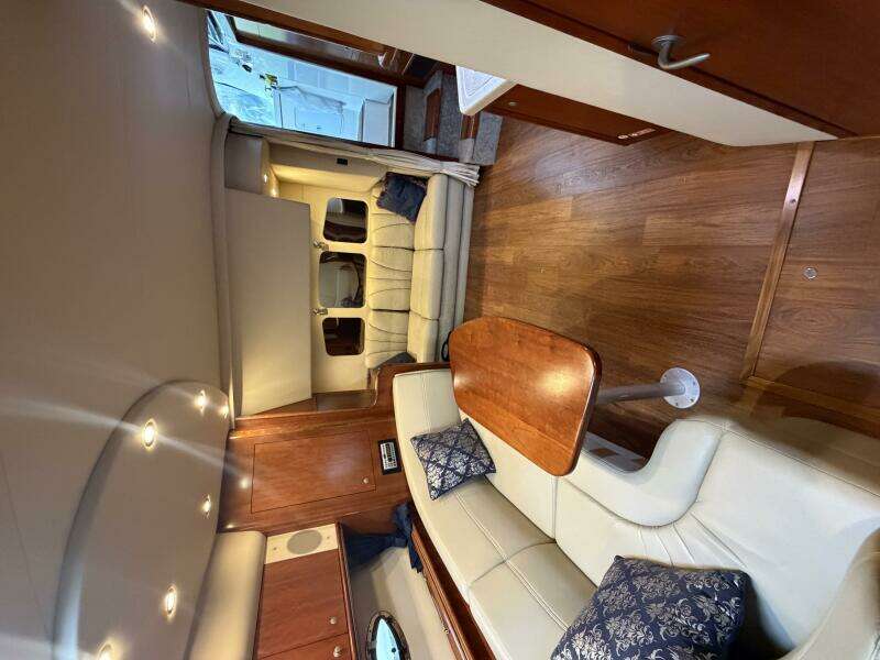 2007 Cruisers Yachts 370 Express