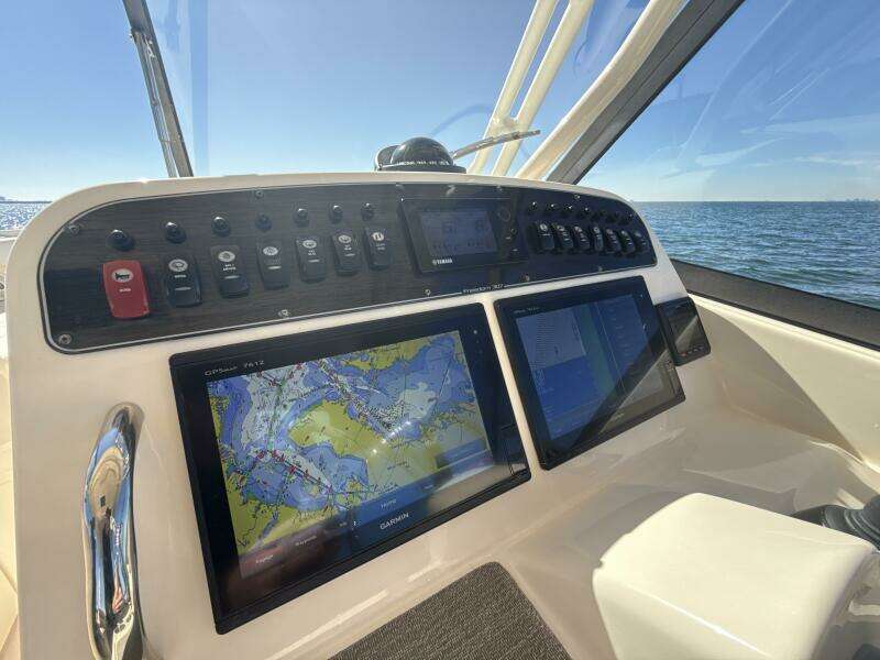 2016 Grady-White 307 Freedom