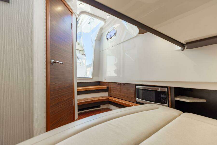 2019 Pursuit S 368 Moon Dogg Stateroom