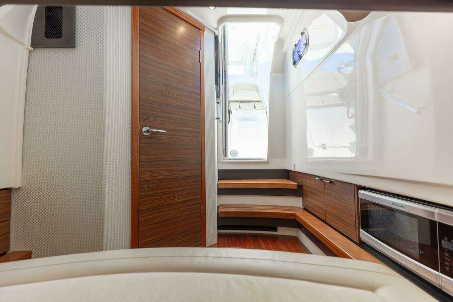 2019 Pursuit S 368 Moon Dogg Stateroom
