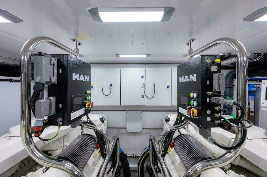 Princess Y78 - Engine Room 