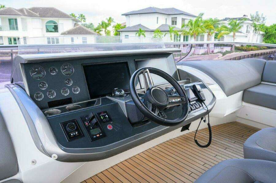 Princess Y78 - Flybridge Helm