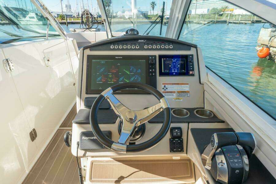 2017 Boston Whaler 320 Vantage Sutra