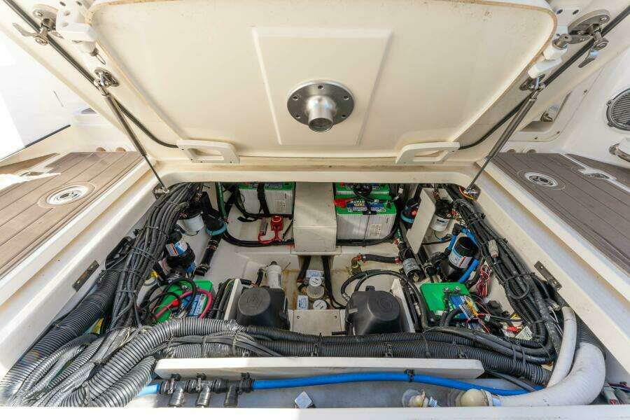 2017 Boston Whaler 320 Vantage Sutra