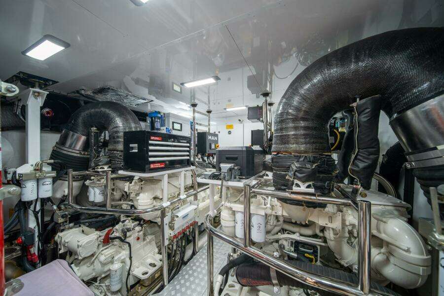 Princess 80 -Maravi Engine Room