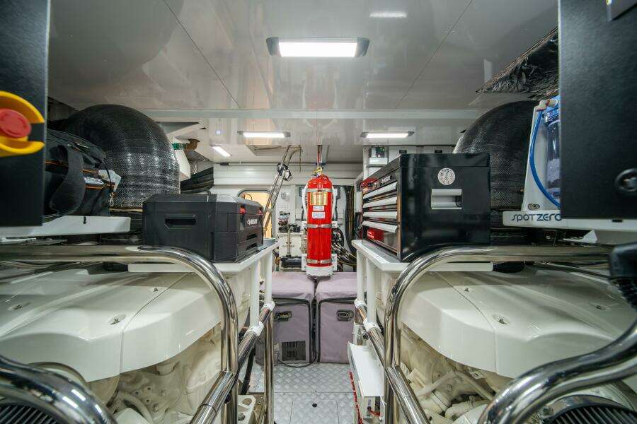 Princess 80 -Maravi Engine Room