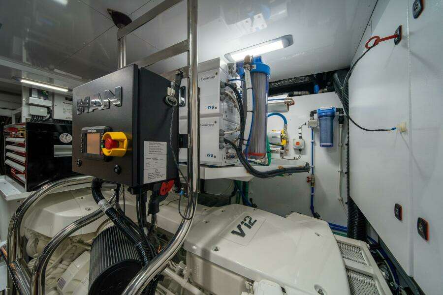 Princess 80 -Maravi Engine Room