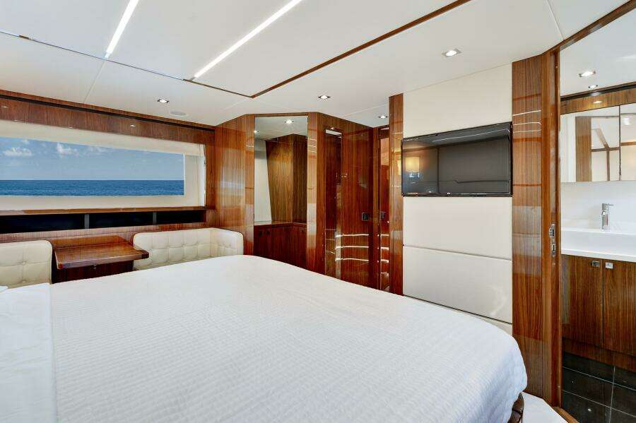 2017 Sunseeker 68 Sport Yacht