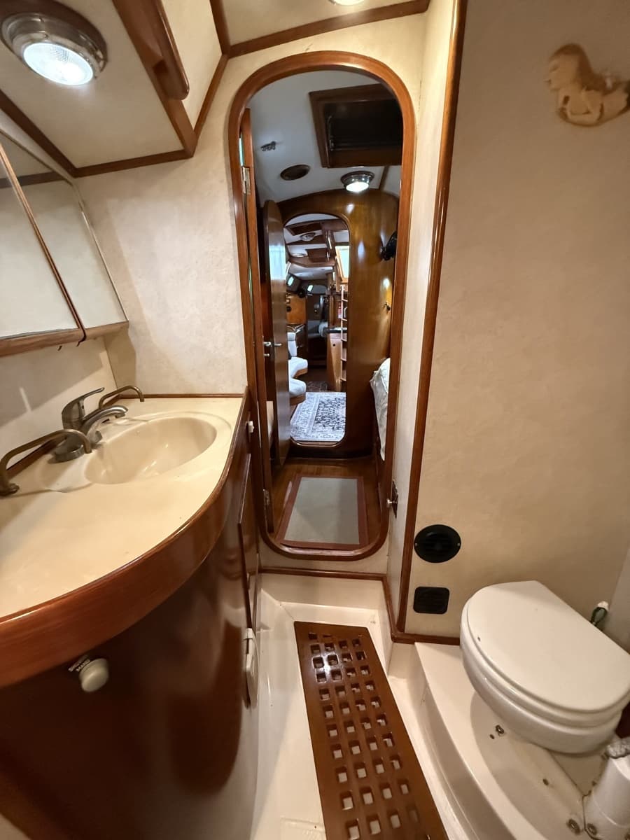 1996 Hylas 46 - Guest Head