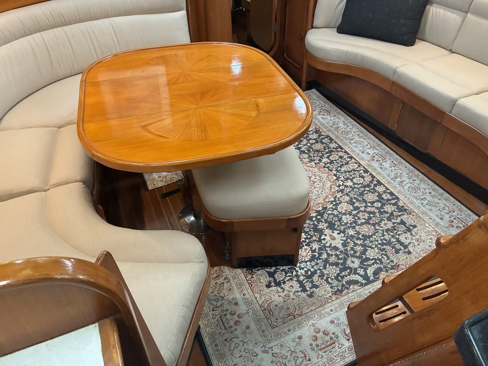 1996 Hylas 46 - Dinette