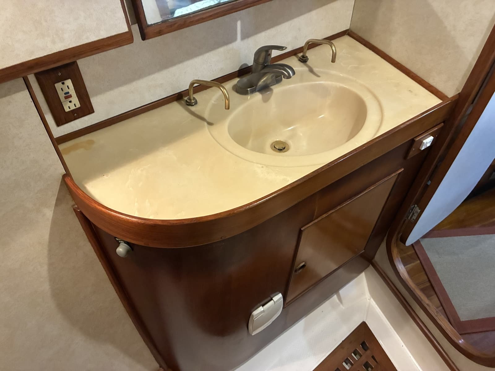 1996 Hylas 46 - Guest Head