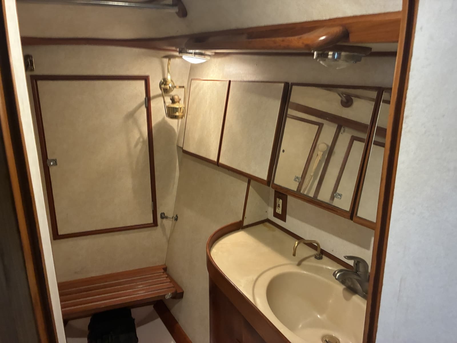 1996 Hylas 46 - Guest Head