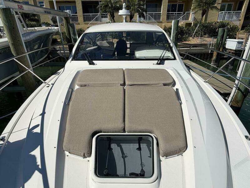 2014 Pursuit F350 - Foredeck