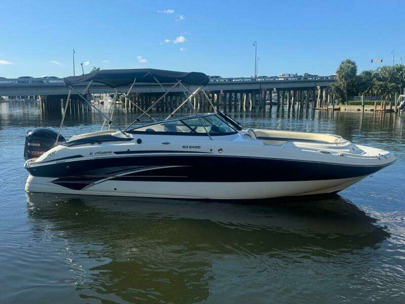 2018 Hurricane SunDeck 2400 OB