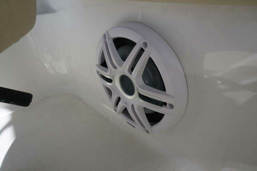 2018 Hurricane SunDeck 2400 OB