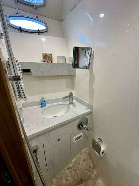 Outer Reef 62 SOUTH  PAWS - Guest Cabin Ensuite Head