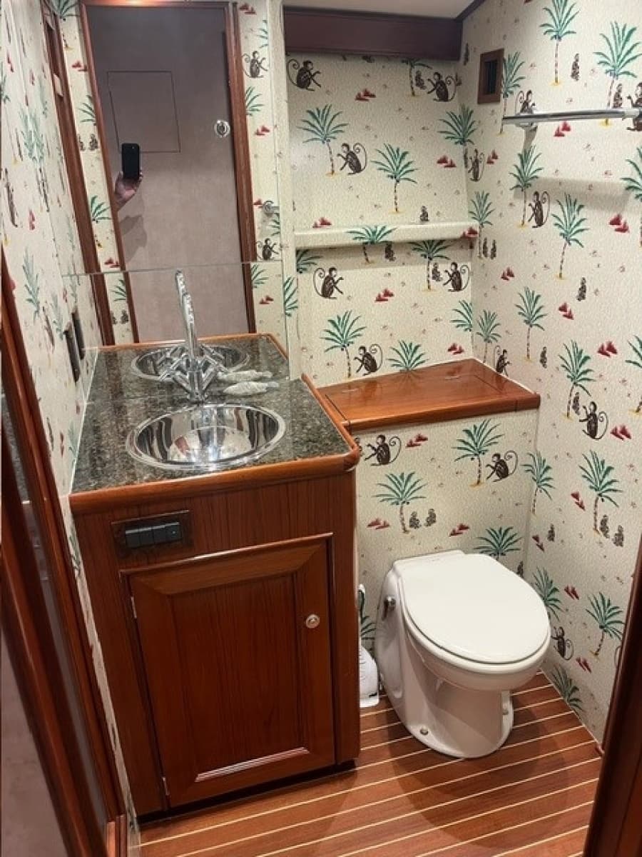 Rybovich 60 SIBONEY - Master Stateroom Ensuite Head