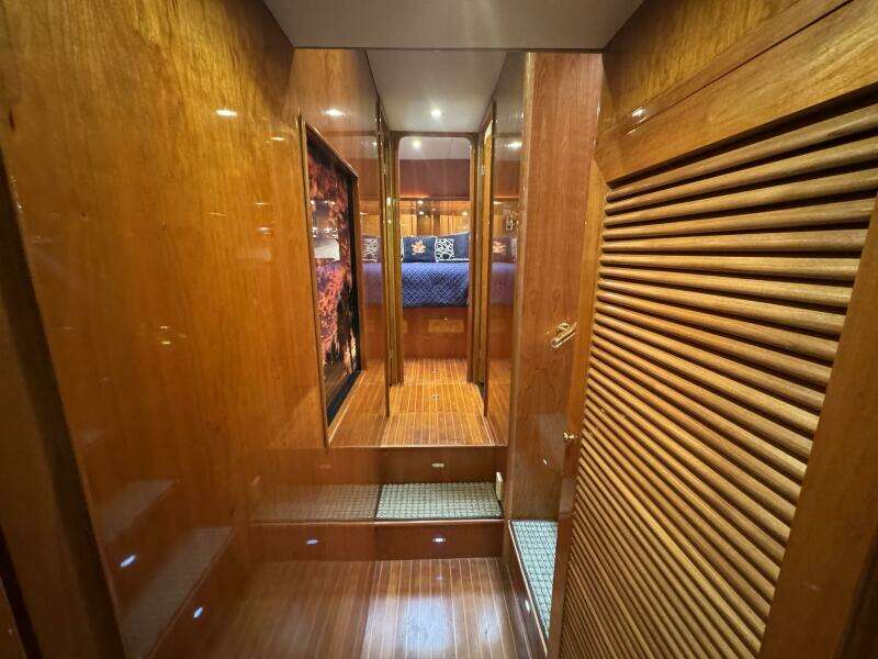 2004 Altima 55 Pilothouse