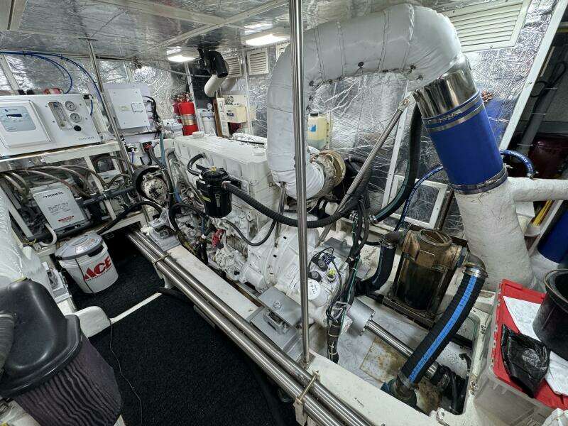 2004 Altima 55 Pilothouse