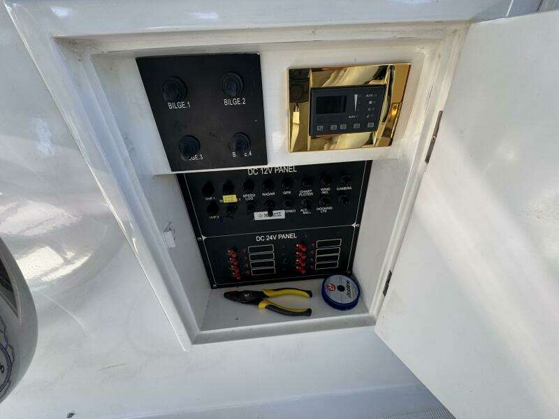 2004 Altima 55 Pilothouse